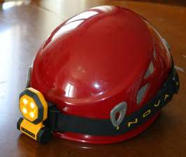 La 24/7 fissata su un casco da alpinismo